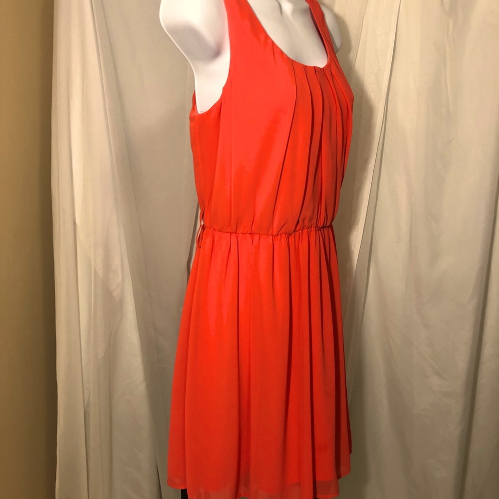 IZ Byer Beautiful & bright pleated scoop neck dress with flowy hem. Size medium